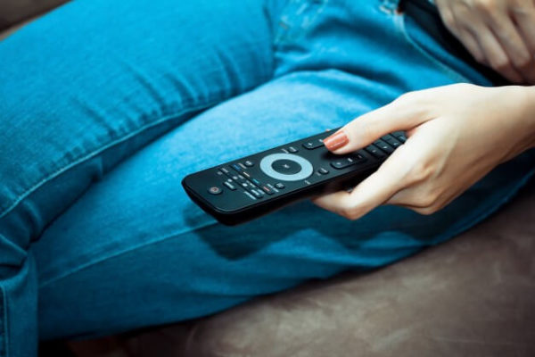 La ce să te uiți la TV ca să rămâi întreg la cap