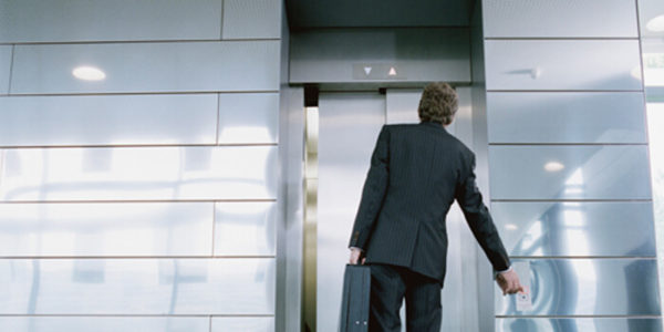 Ce să întrebi un milionar dacă rămâi cu el în lift…