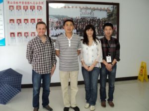 La clinica de medicină tradiţională chineză, împreună cu maestrul (centru), soţia mea, Roxana şi discipolul maestrului